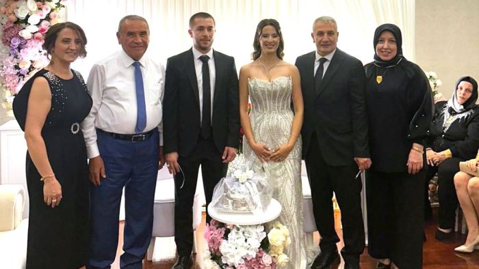 Dillere destan nişan töreni! Kaya ailesinin mutlu günü